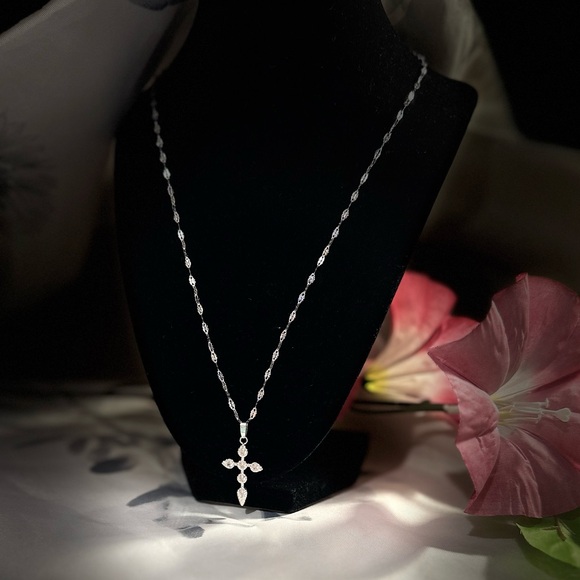 Elegant Silver Cross Pendant Necklace - Picture 4 of 6